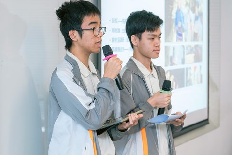 Student representatives present their tour reflections