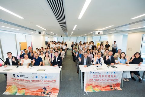 Full-house group photo at the sharing session