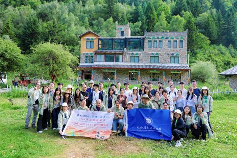 Group photo at Yanwozhai