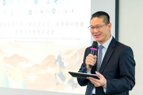 The Hon Dennis Leung Tsz-wing, MH addresses the audience