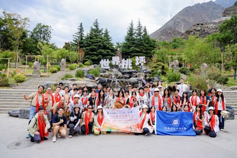 Group photo at Shijie Taoping