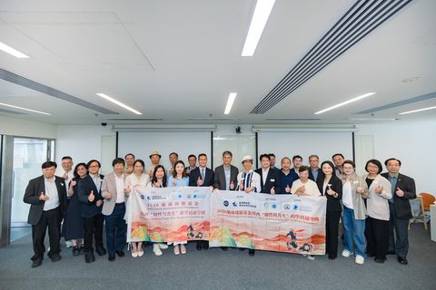 Group photo with the tour banners