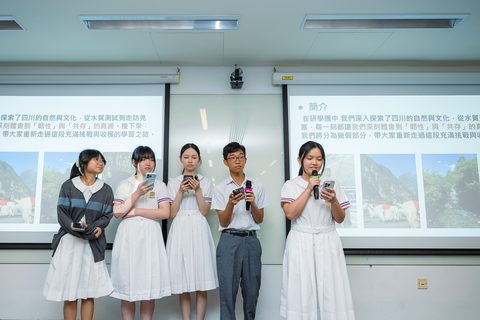 Students introduce their fieldwork in Sichuan