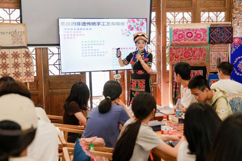 Talk on Qiang intangible heritage crafts