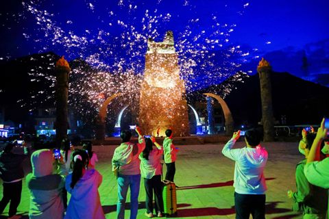 Molten iron sparks show at the Qiang watchtower square