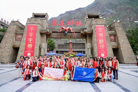 Group photo at the gate of Taoping Qiang Village